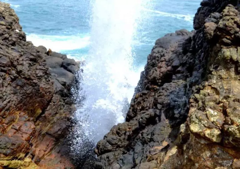 Big wave in the rock cliffs